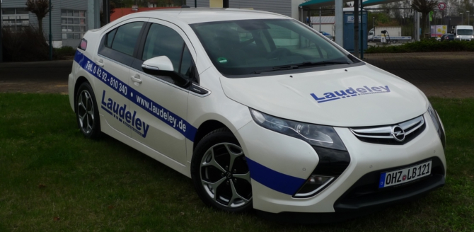 24.04.2012: Laudeley fährt kostenfrei Auto, mit dem Opel Ampera